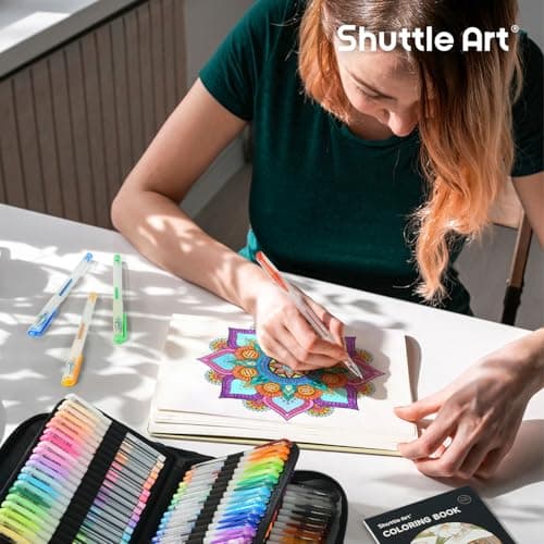 Shuttle Art 130 Stylos Gel Couleur pour Adultes - 130 Couleurs + Livre de Coloriage dans Mallette de Voyage - Artisanat,